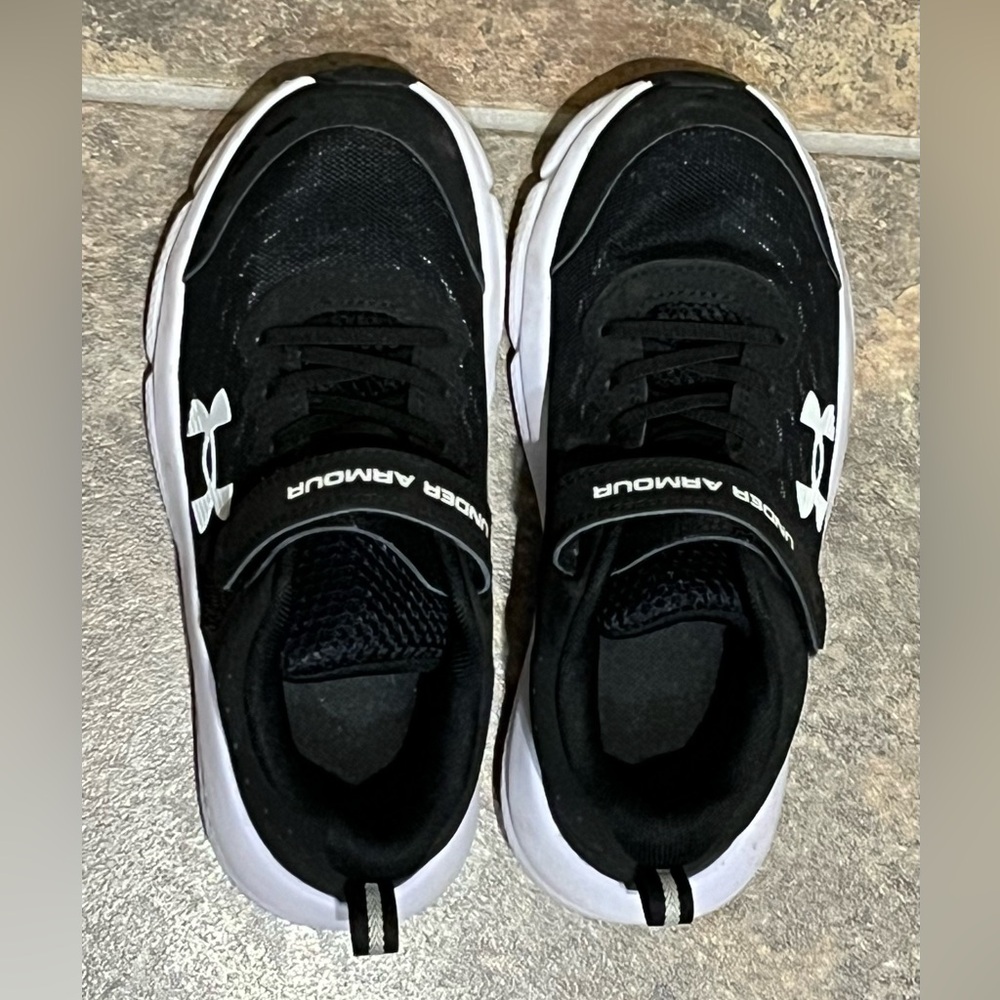 Under Armour Preschool Assert 10 AC Kids Running Shoes - size 3 - black & white